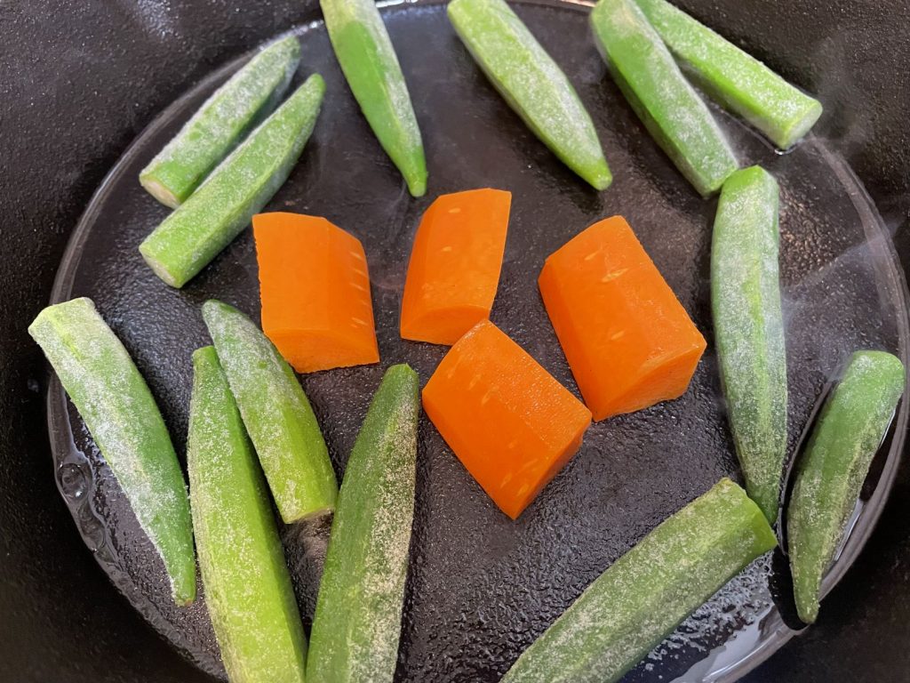 「チキンステーキ」野菜を焼いてます