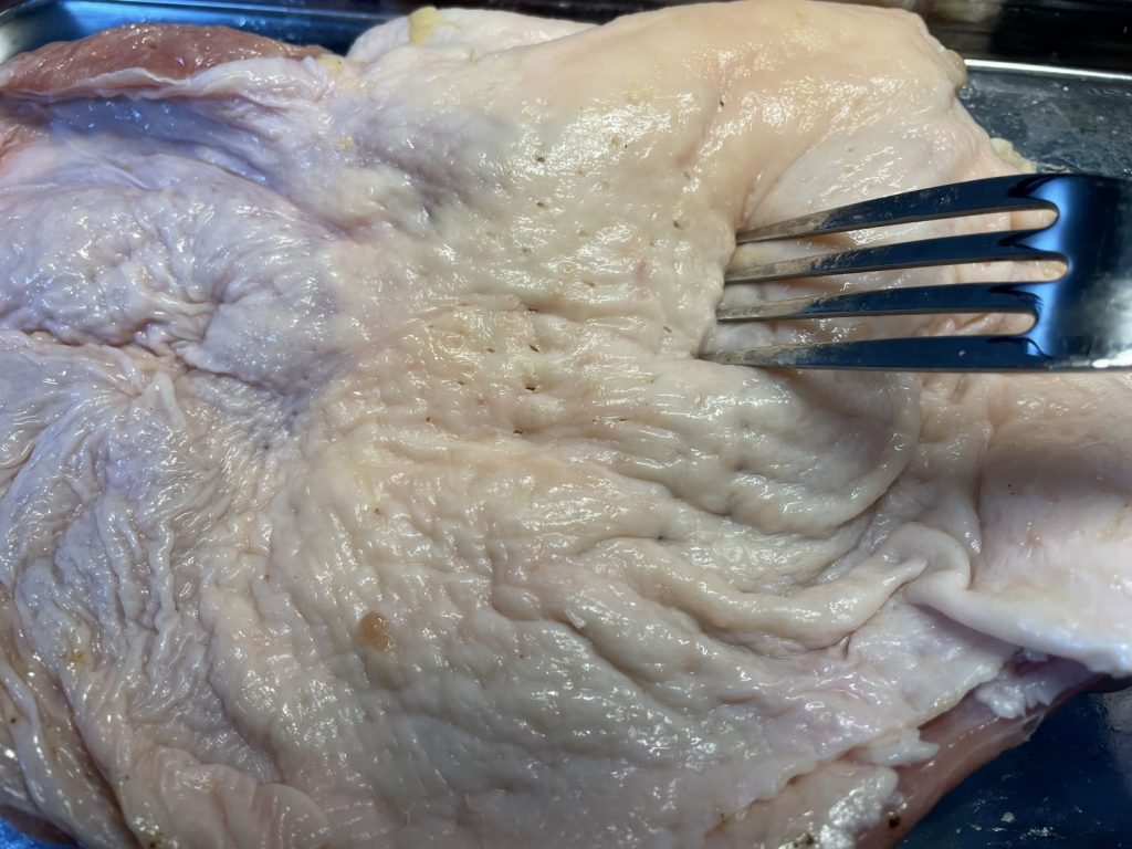 フォークでとり肉に穴をあけます