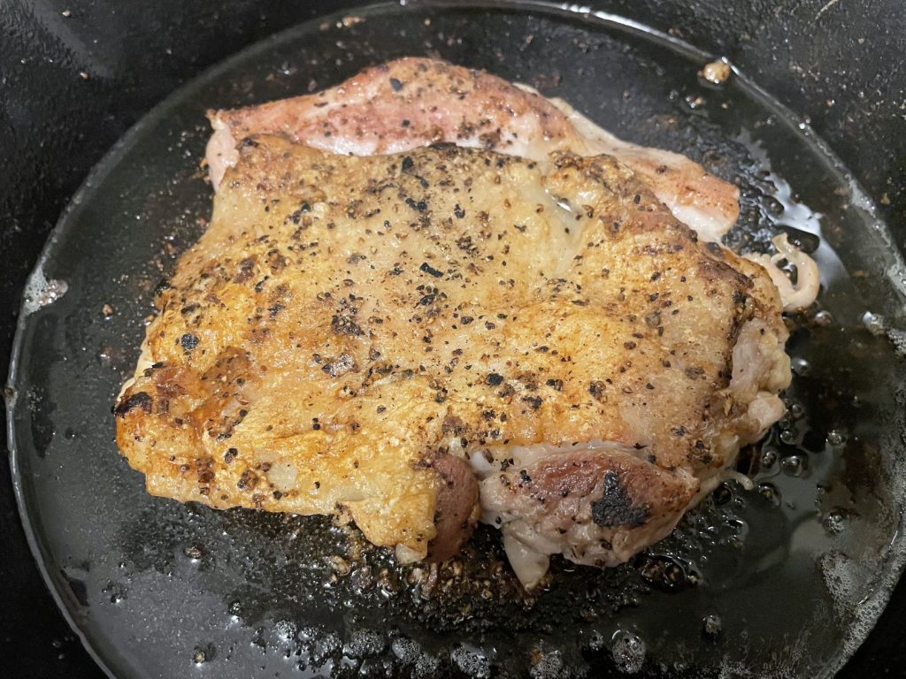 「チキンステーキ」鍋蓋を取って裏返すと皮の面はパリパリです