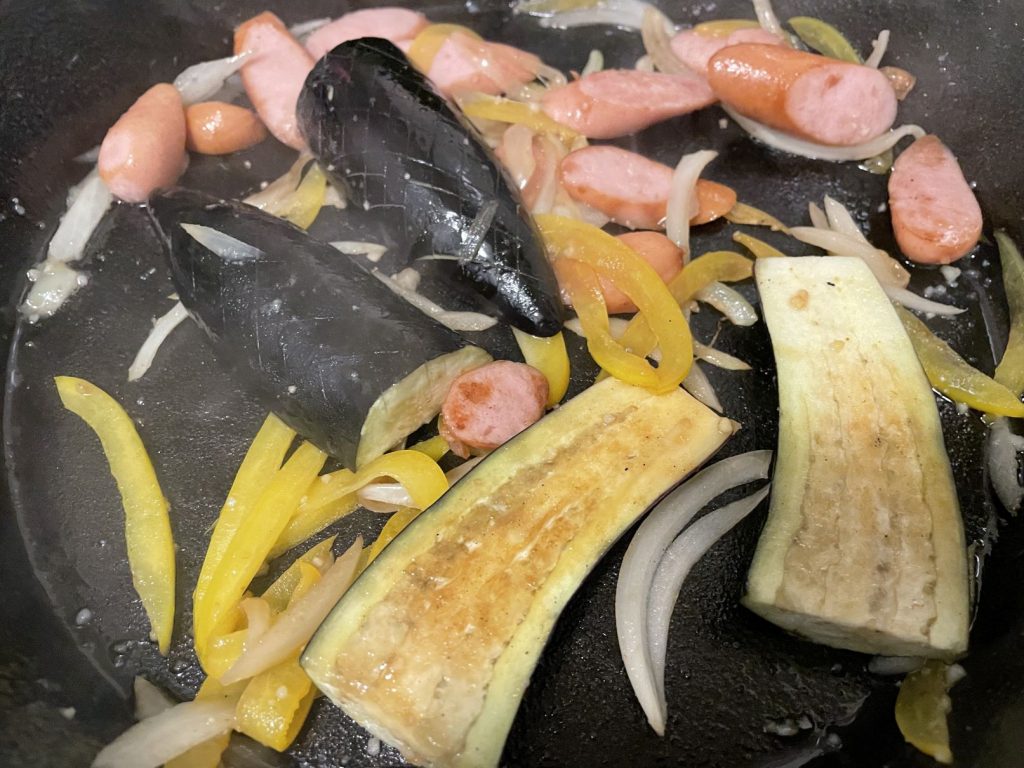 焼ナポリタンの野菜を炒めます