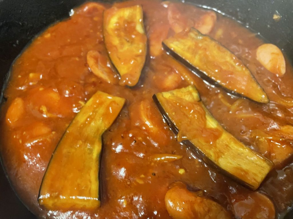 パスタソースを投入してさらに火をあてます