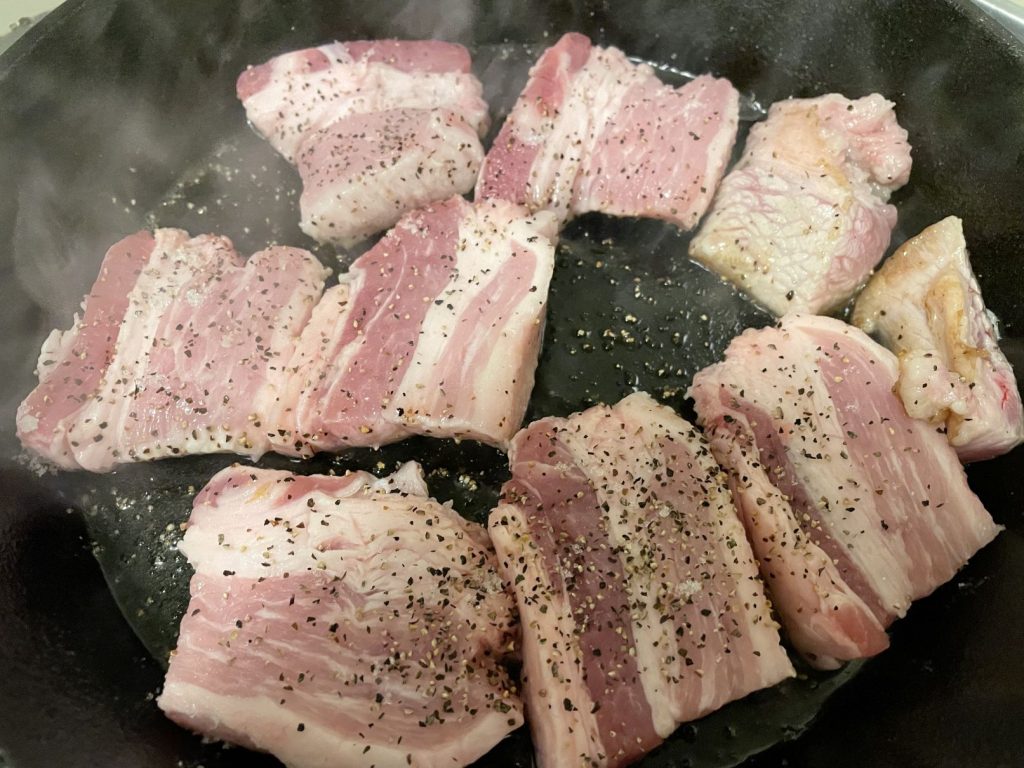 スキレットで焼いている豚バラ
