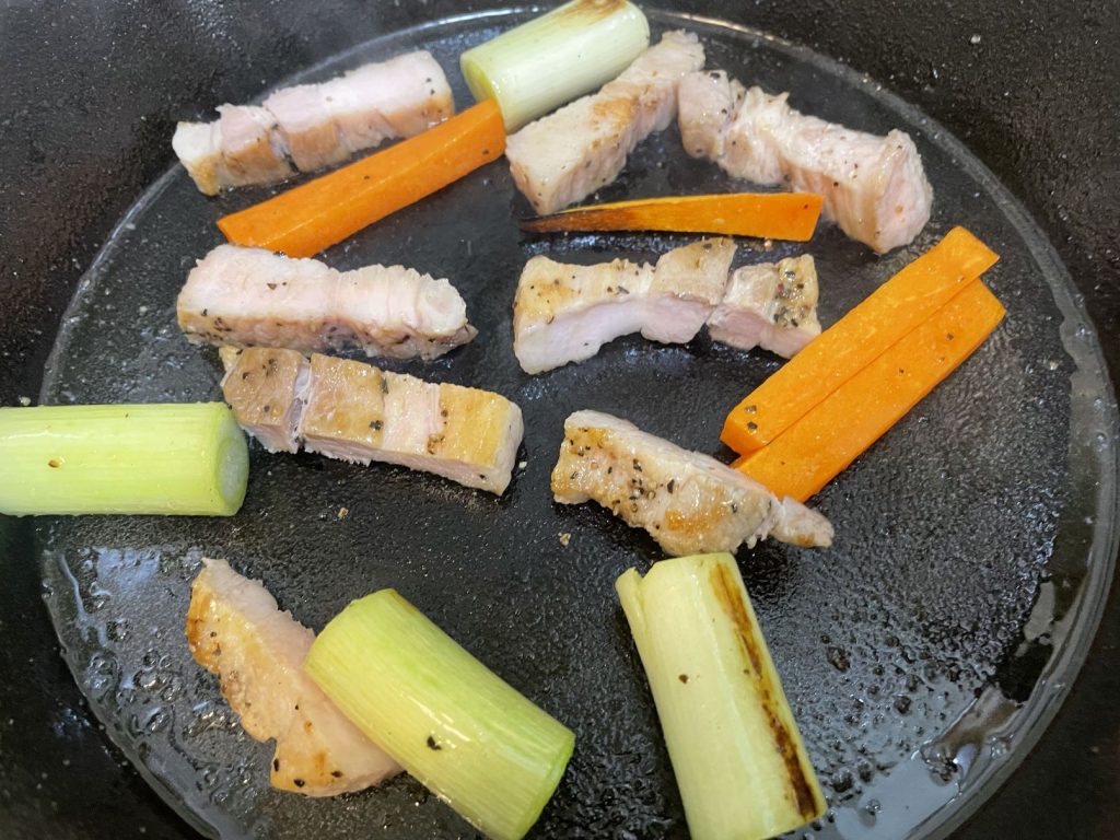 スキレットで作るカレーうどん 野菜と肉を焼きます