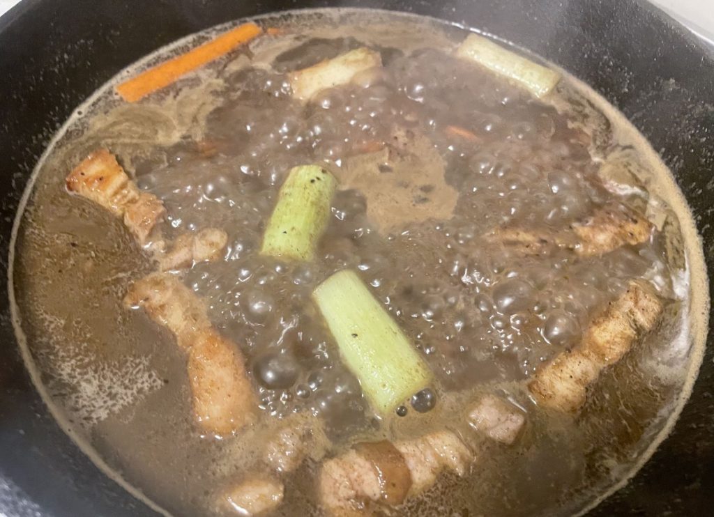 スキレットで作るカレーうどん カレー粉を入れて味を整えます