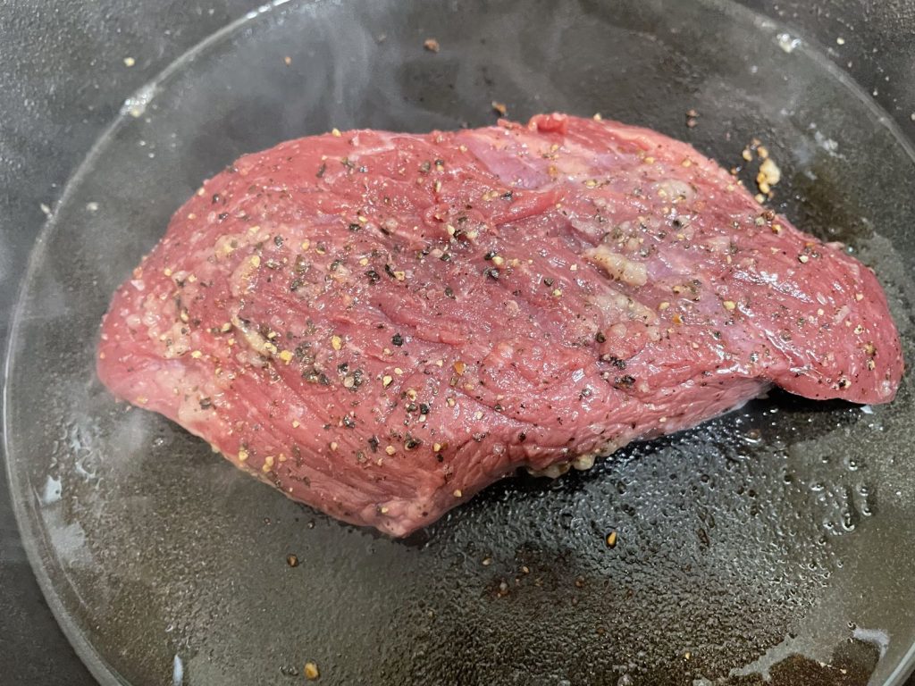 ローストビーフ、スキレットで片面を焼はじめます。