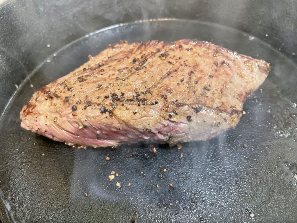 ローストビーフ、ひっくり返して反対側も焼きます