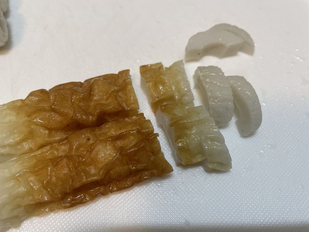 「豆腐玉子あんかけ」ちくわを切る