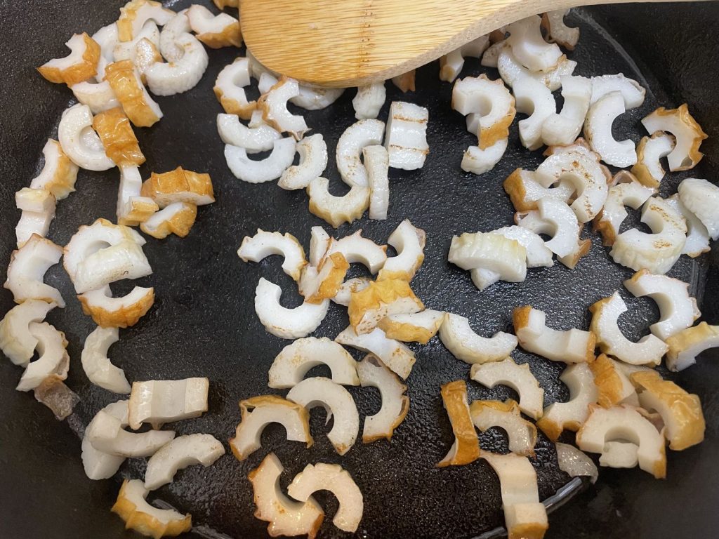 「豆腐玉子あんかけ」ちくわを焼く