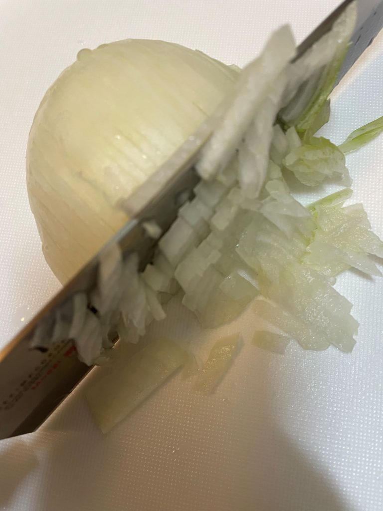 「ハンバーグ」たまねぎのみじん切り