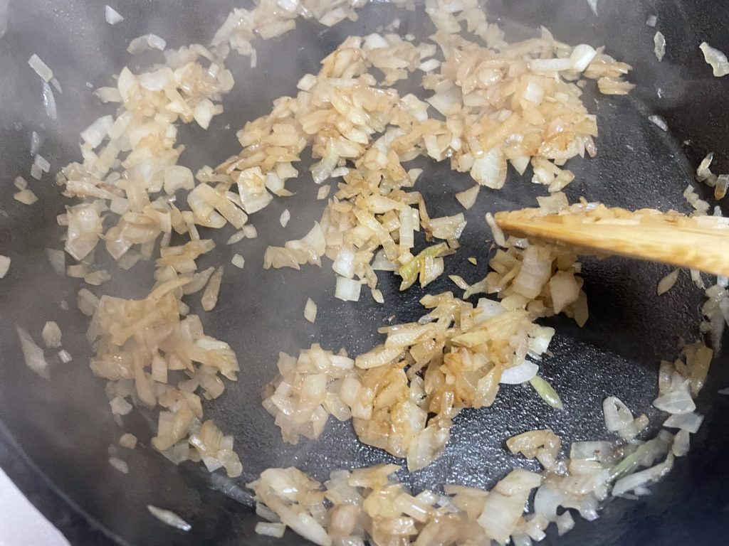 「ハンバーグ」たまねぎを炒めます