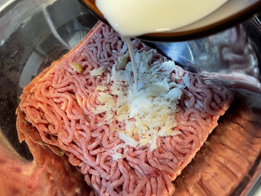 「ハンバーグ」材料を混ぜ合わせます