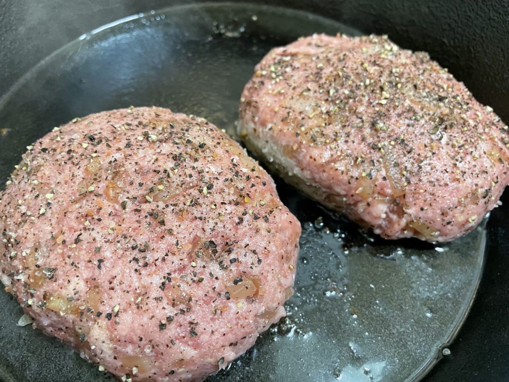 「ハンバーグ」塩・ブラックペッパーを振りかけて焼きます