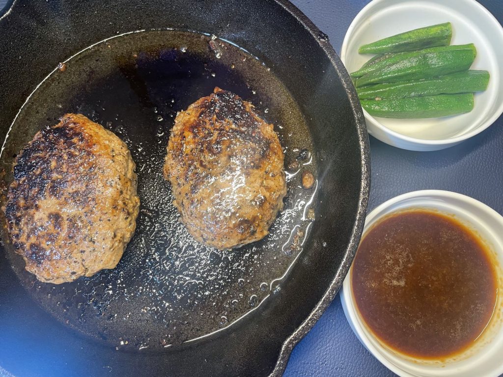 スキレットで作るハンバーグ