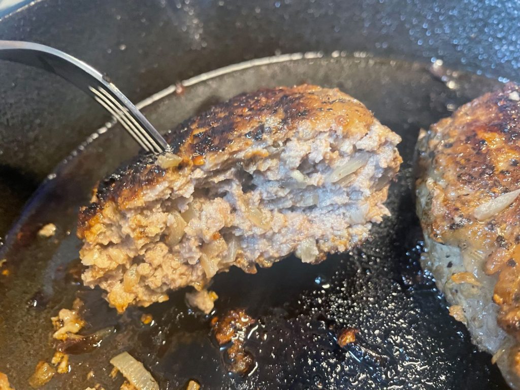スキレットで作るハンバーグ