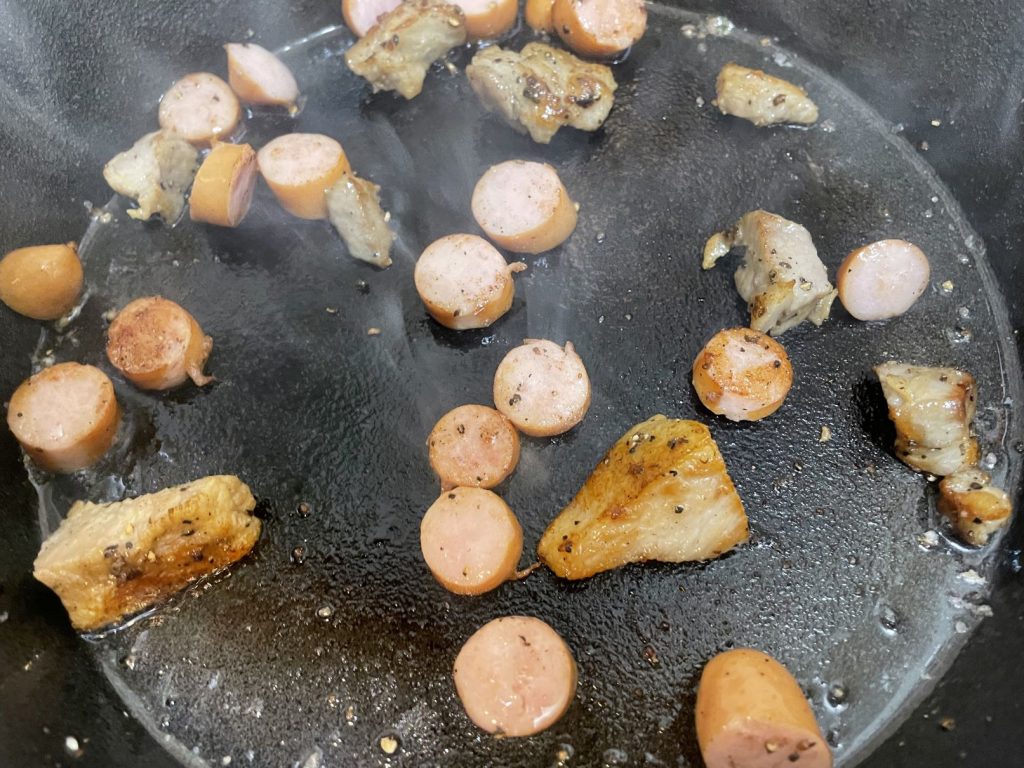 「スパイシー焼きそば」肉類を炒めます