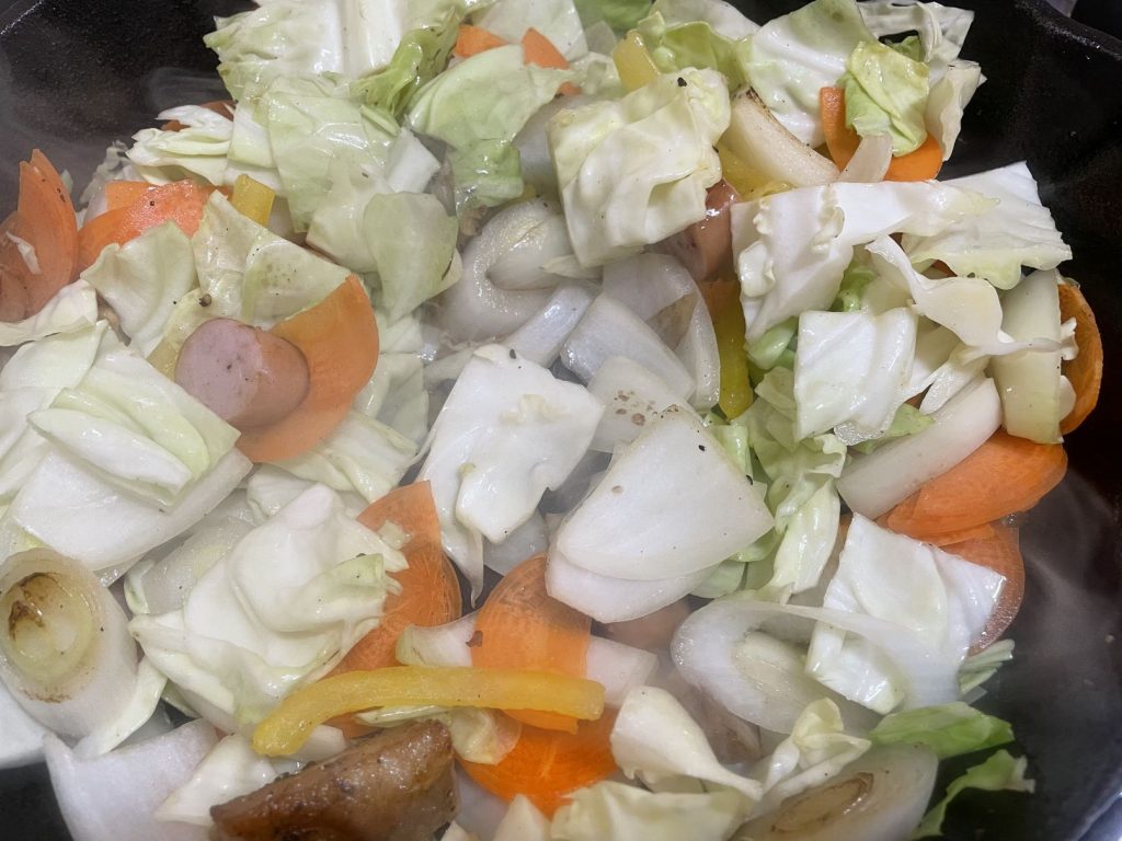 「スパイシー焼きそば」野菜を投入します