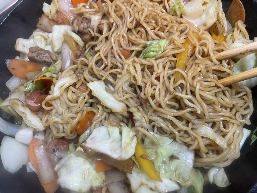「スパイシー焼きそば」粉末ソースを入れてかきまぜます