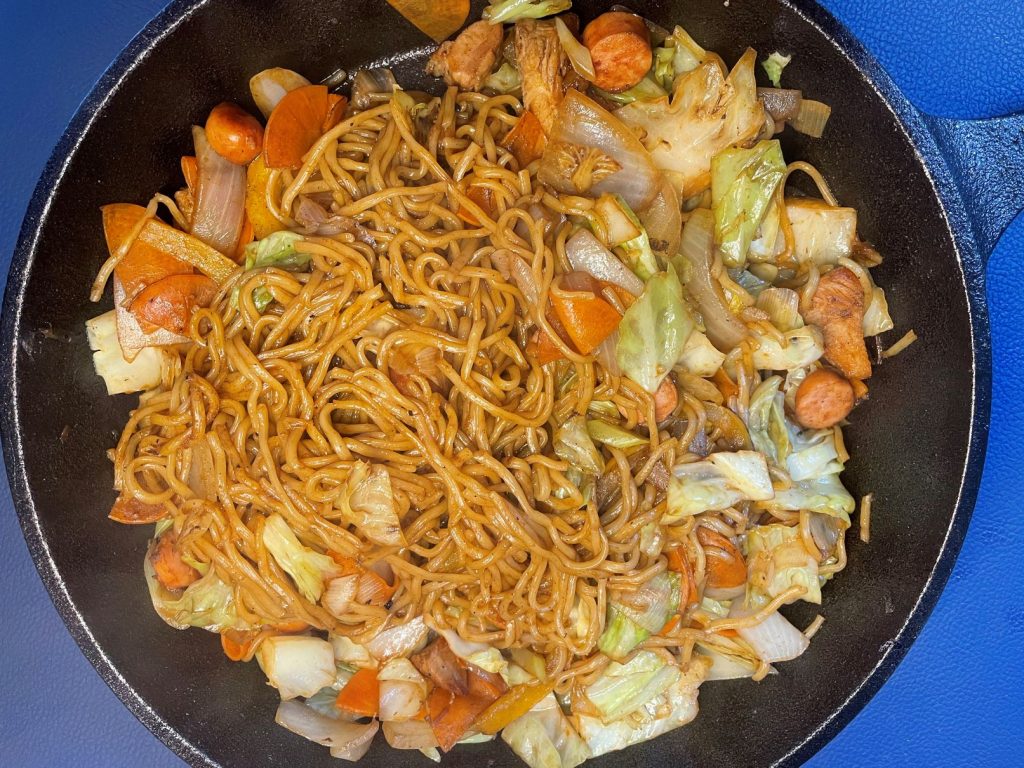 スキレットで作るスパイシー焼きそば